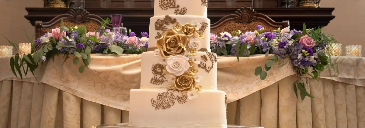 How to Decorate a Wedding Cake Table Properly